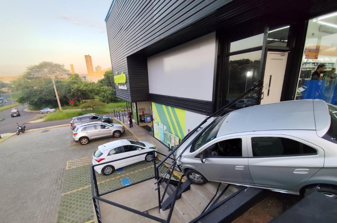 Foto 4 de 4 — AGORA! Carro despenca de estacionamento no Damha em Araraquara